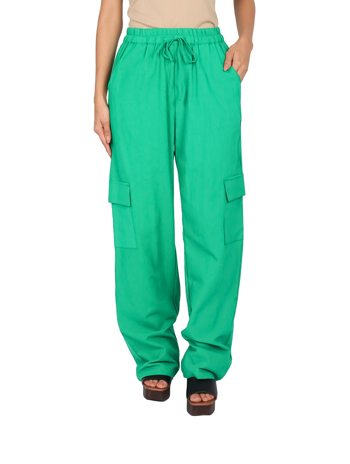 Pantalón cargo color verde para mujer con cintura elástica y bolsillos laterales amplios.