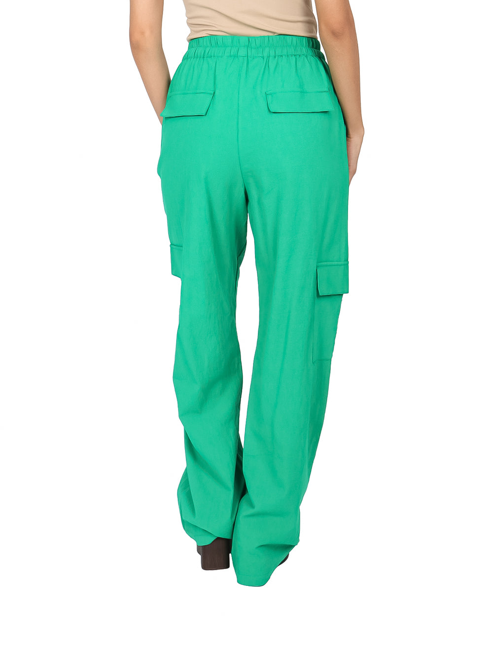 Pantalón cargo color verde para mujer con cintura elástica y bolsillos laterales amplios.