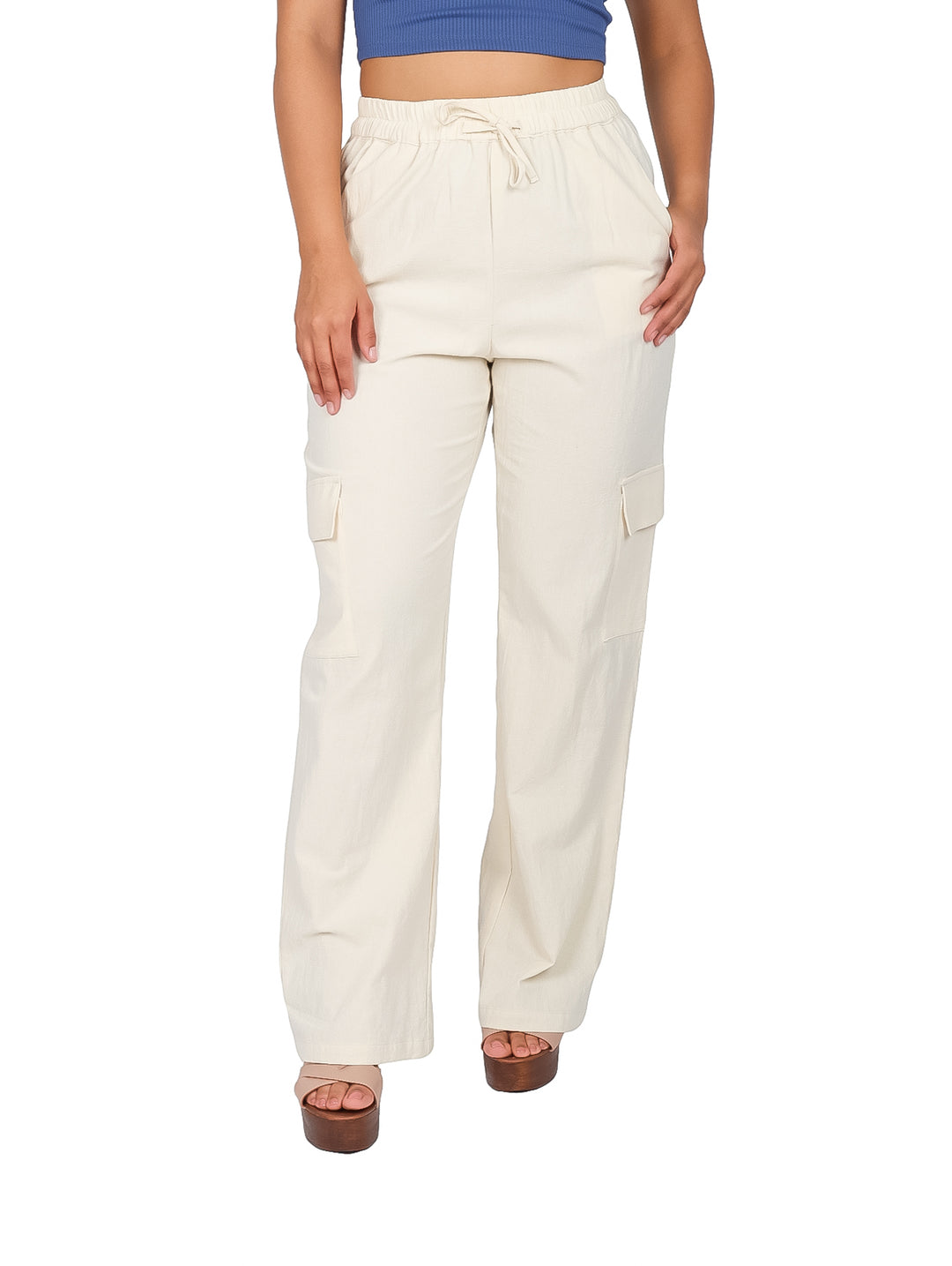 Mujer vistiendo pantalón cargo color hueso de pierna ancha y cintura elástica.