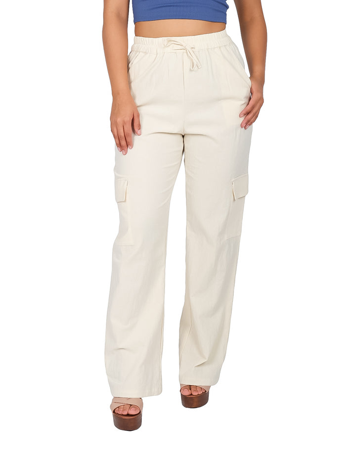 Mujer vistiendo pantalón cargo color hueso de pierna ancha y cintura elástica.