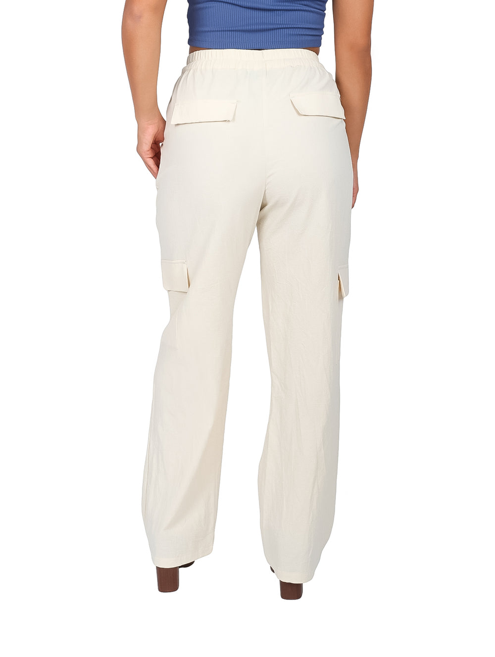 Mujer vistiendo pantalón cargo color hueso de pierna ancha y cintura elástica.