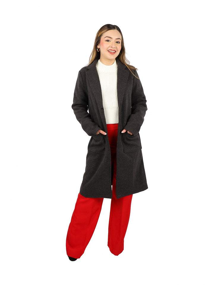 Pantalón recto de color rojo vibrante para mujer con talle alto.