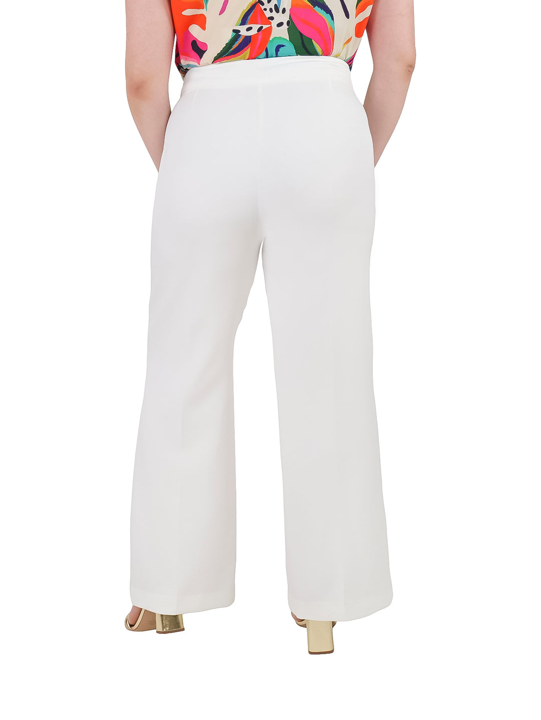 Pantalón recto color hueso para mujer con cintura elástica.