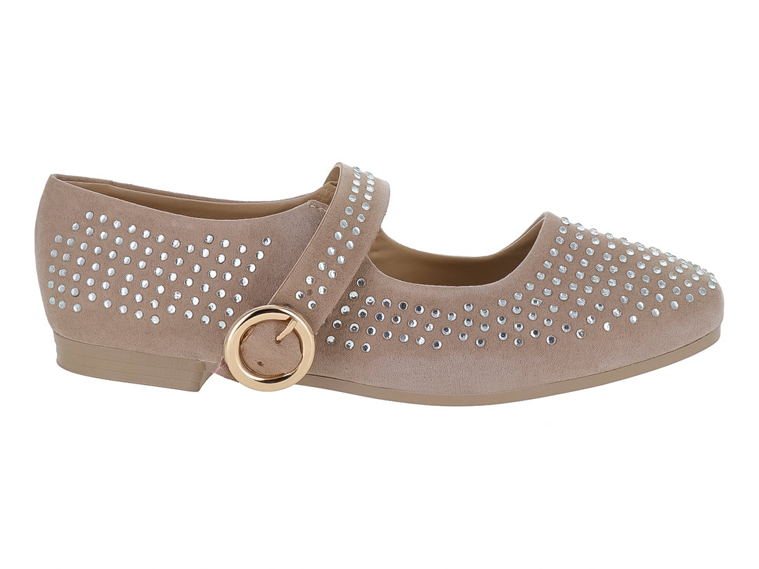 Zapato plano color maquillaje para niña con detalles de pedrería plateada y correa con hebilla dorada.