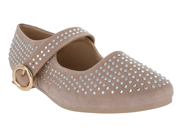 Zapato plano color maquillaje para niña con detalles de pedrería plateada y correa con hebilla dorada.