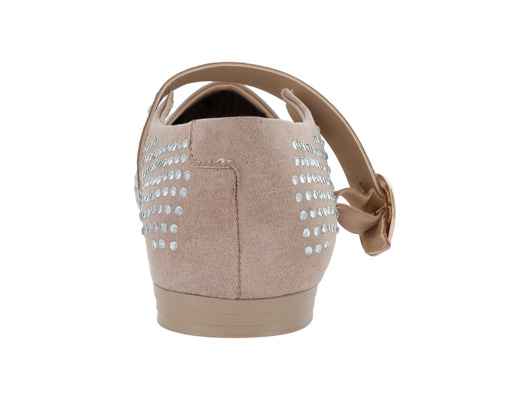 Zapato plano color maquillaje para niña con detalles de pedrería plateada y correa con hebilla dorada.