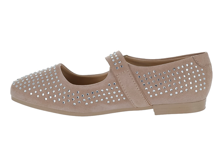 Zapato plano color maquillaje para niña con detalles de pedrería plateada y correa con hebilla dorada.