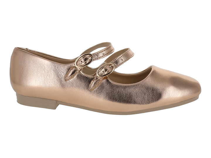 Zapato plano color oro rosado con dos correas y acabado metálico brillante.