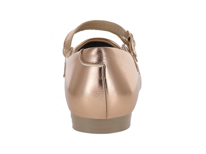 Zapato plano color oro rosado con dos correas y acabado metálico brillante.