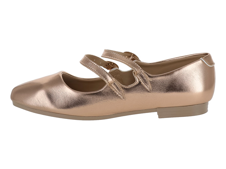 Zapato plano color oro rosado con dos correas y acabado metálico brillante.