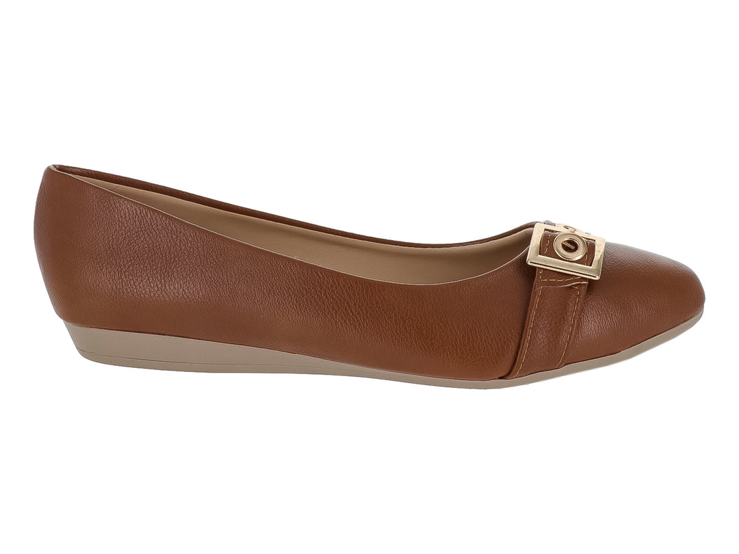Zapato plano color camel para mujer con detalle de hebilla dorada en la parte superior y suela beige.