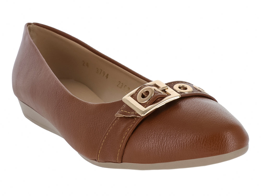 Zapato plano color camel para mujer con detalle de hebilla dorada en la parte superior y suela beige.