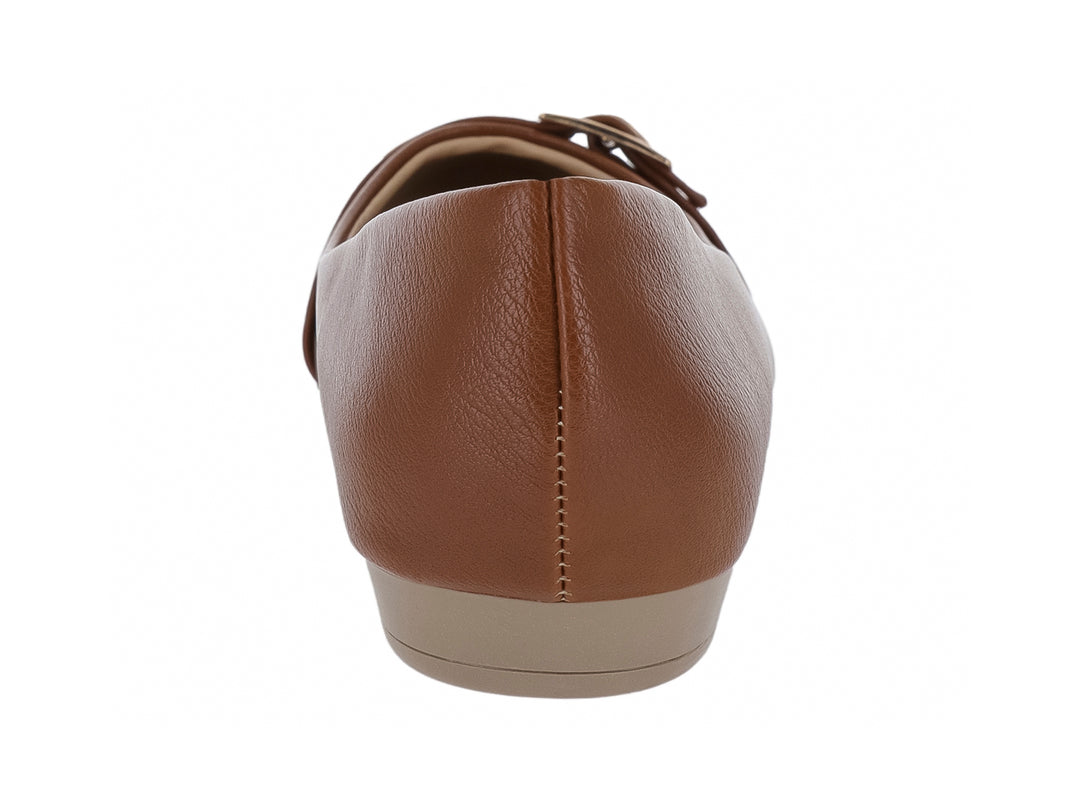Zapato plano color camel para mujer con detalle de hebilla dorada en la parte superior y suela beige.