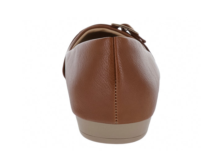 Zapato plano color camel para mujer con detalle de hebilla dorada en la parte superior y suela beige.