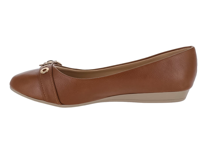 Zapato plano color camel para mujer con detalle de hebilla dorada en la parte superior y suela beige.