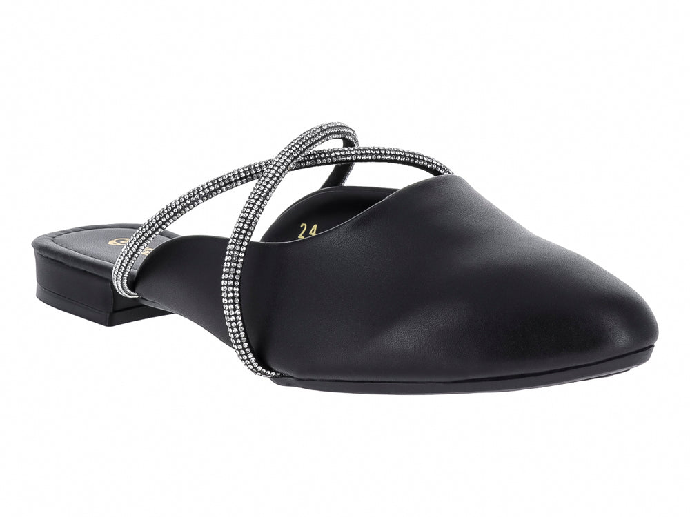 Zapato plano negro estilo mule con correas cruzadas decoradas con detalles brillantes plateados.