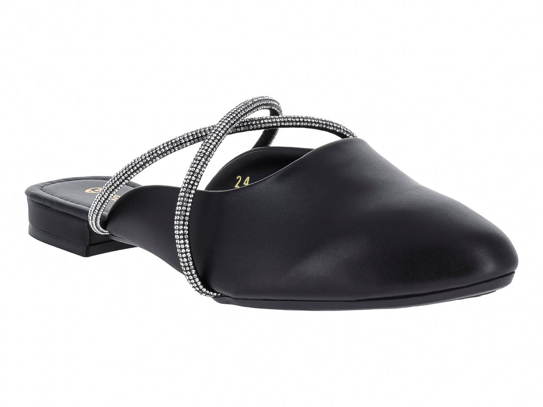 Zapato plano negro estilo mule con correas cruzadas decoradas con detalles brillantes plateados.