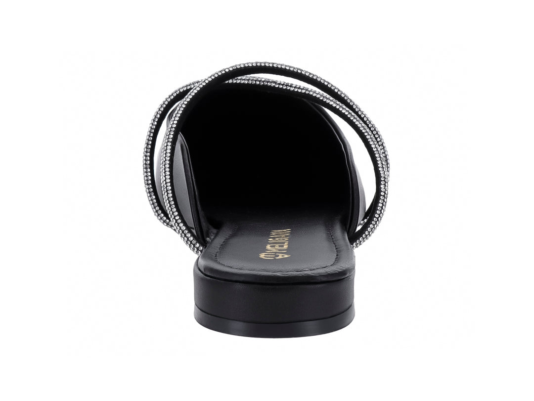 Zapato plano negro estilo mule con correas cruzadas decoradas con detalles brillantes plateados.
