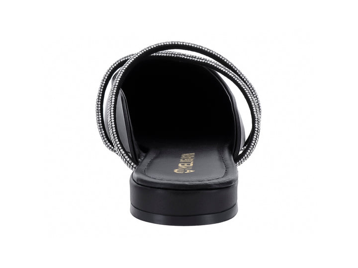 Zapato plano negro estilo mule con correas cruzadas decoradas con detalles brillantes plateados.
