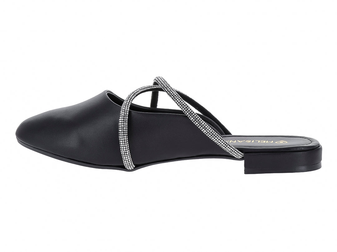 Zapato plano negro estilo mule con correas cruzadas decoradas con detalles brillantes plateados.