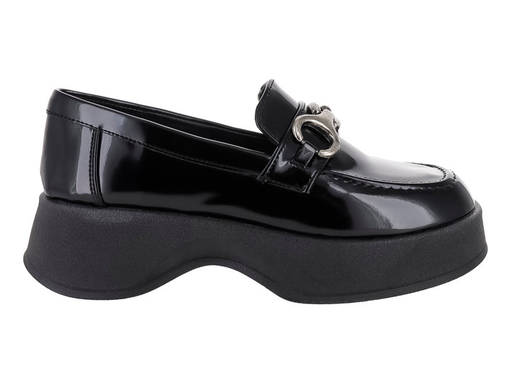 Zapato loafer negro brillante con plataforma gruesa y hebilla plateada.
