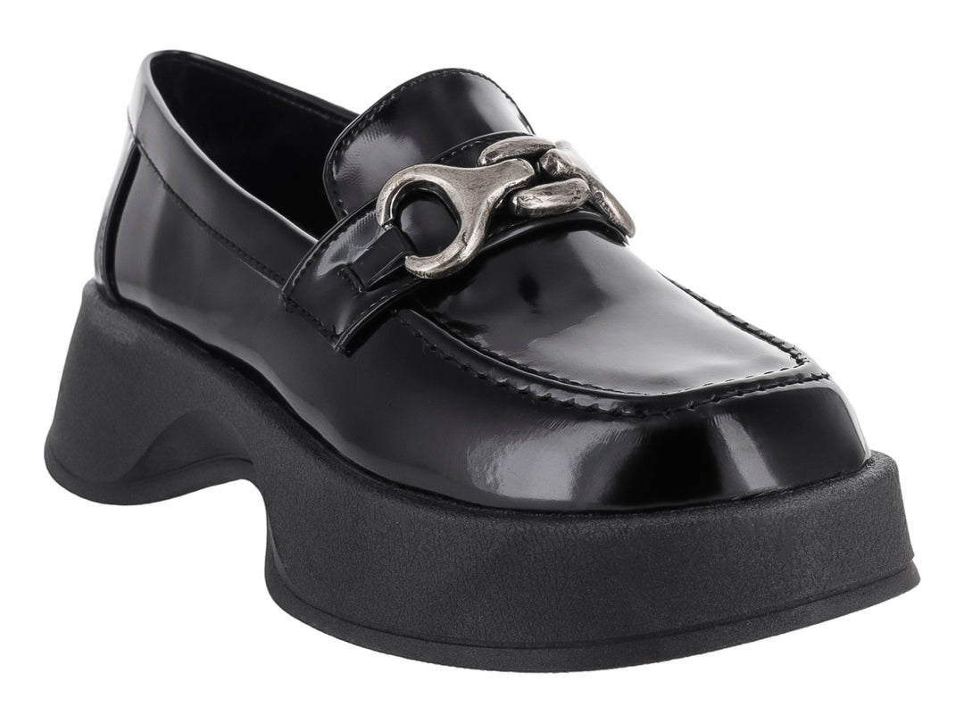 Zapato loafer negro brillante con plataforma gruesa y hebilla plateada.