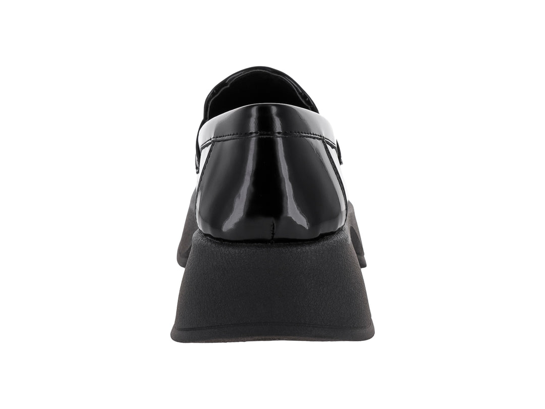 Zapato loafer negro brillante con plataforma gruesa y hebilla plateada.