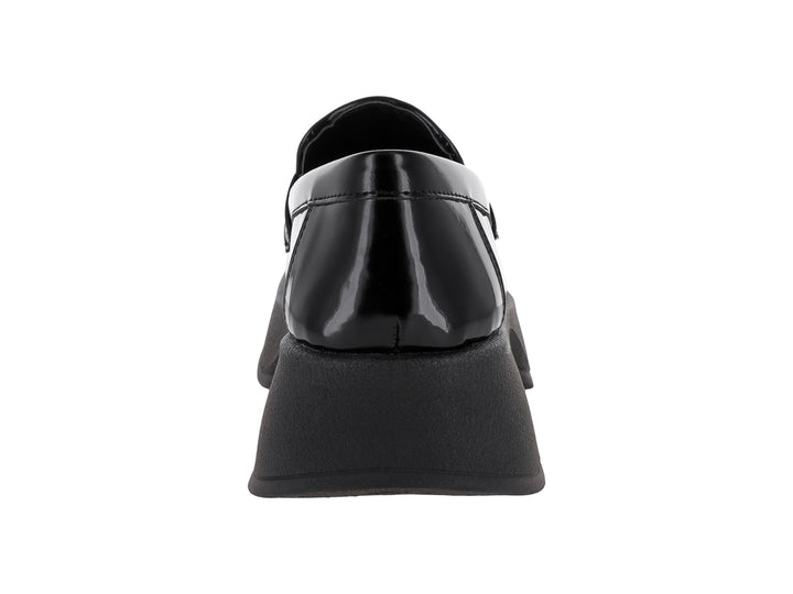 Zapato loafer negro brillante con plataforma gruesa y hebilla plateada.