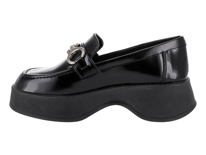 Zapato loafer negro brillante con plataforma gruesa y hebilla plateada.