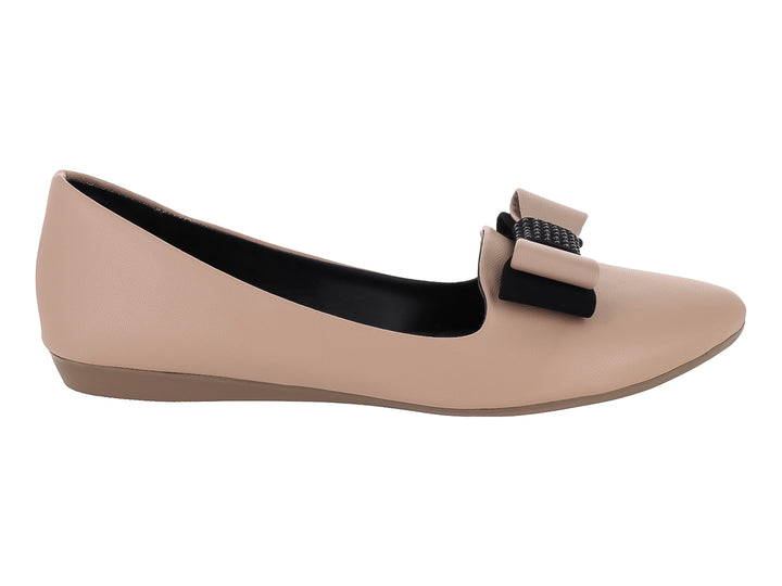Zapato plano color maquillaje con detalle de moño negro en la parte superior.