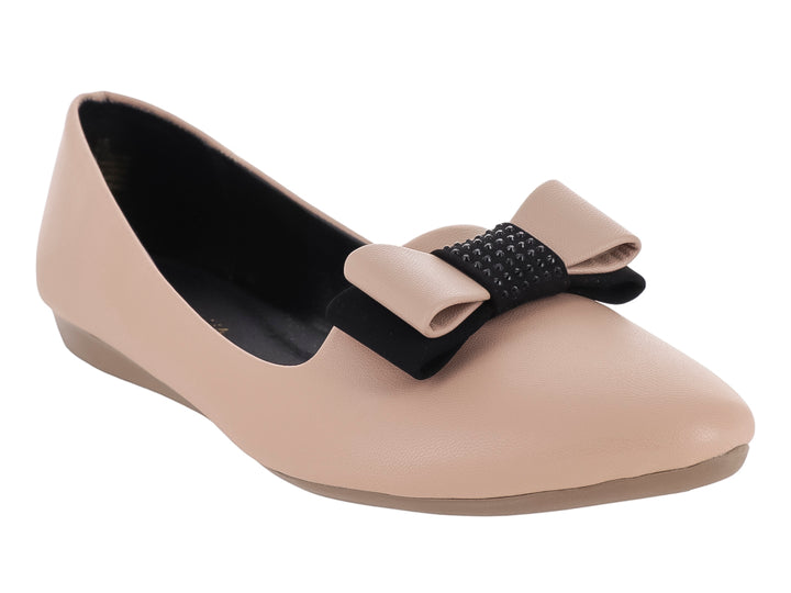 Zapato plano color maquillaje con detalle de moño negro en la parte superior.