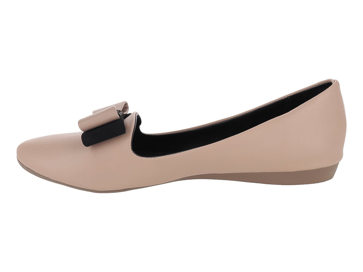 Zapato plano color maquillaje con detalle de moño negro en la parte superior.