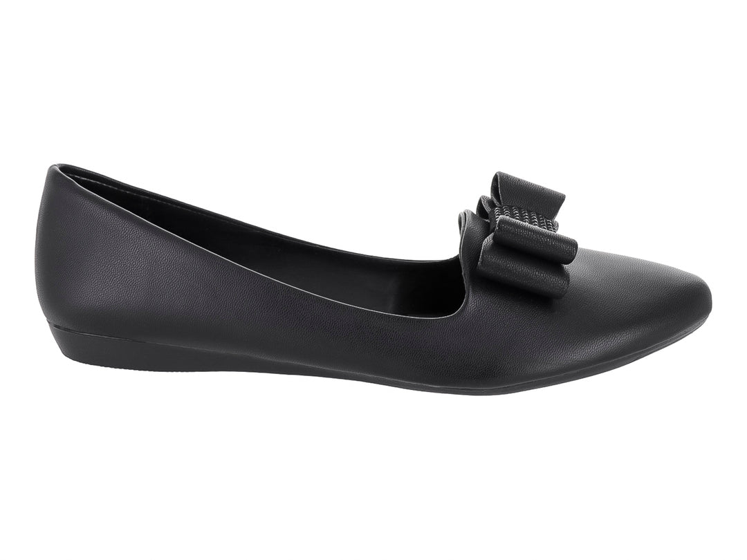 Zapato plano color negro mate con detalle de moño en la parte superior.