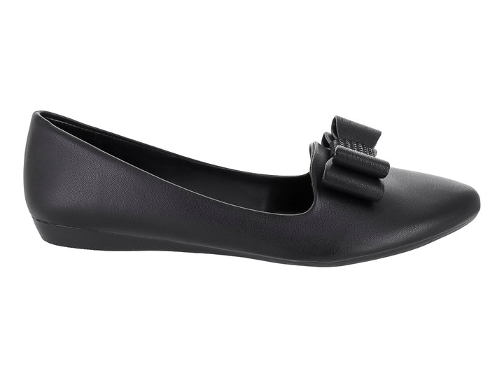 Zapato plano color negro mate con detalle de moño en la parte superior.