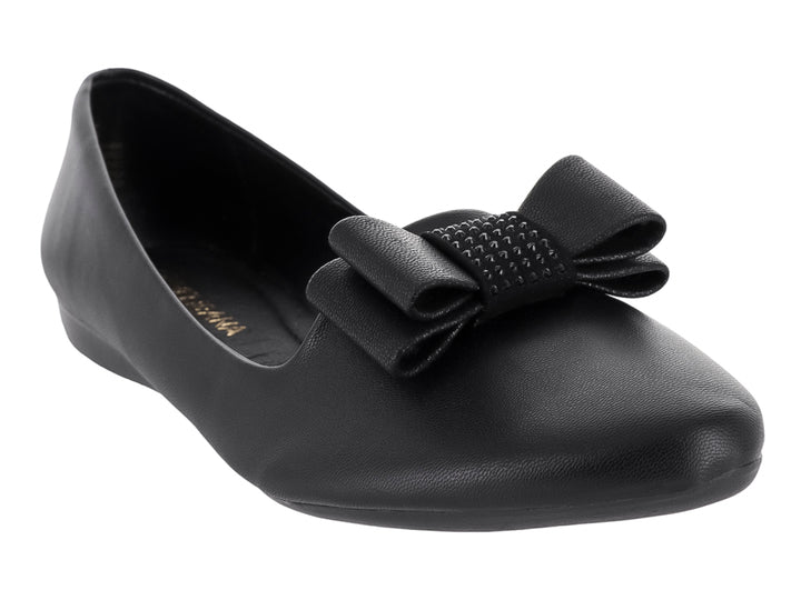 Zapato plano color negro mate con detalle de moño en la parte superior.