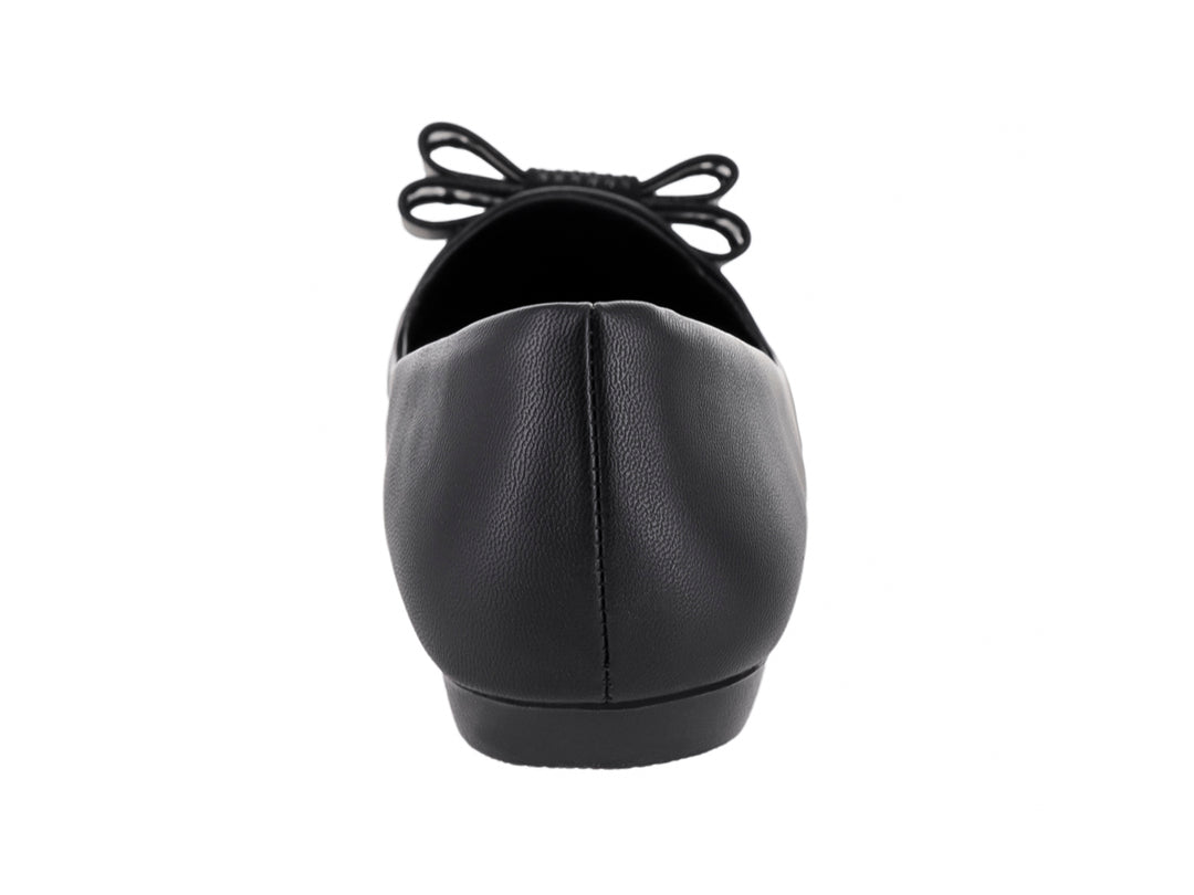 Zapato plano color negro mate con detalle de moño en la parte superior.