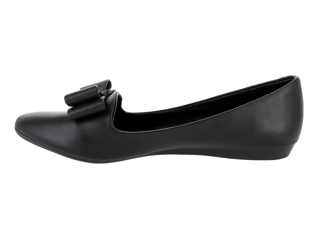 Zapato plano color negro mate con detalle de moño en la parte superior.