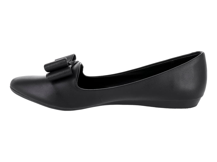 Zapato plano color negro mate con detalle de moño en la parte superior.