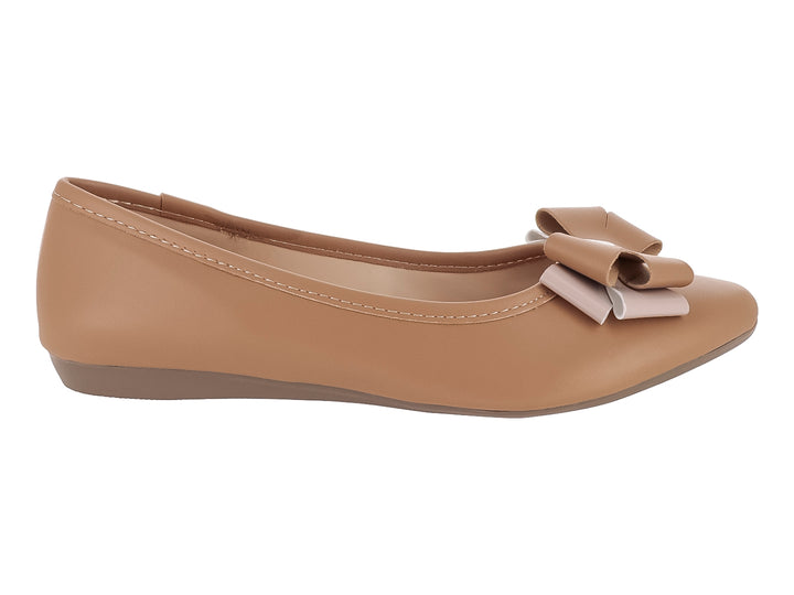 Zapato plano color beige para niña con un moño decorativo en la punta.