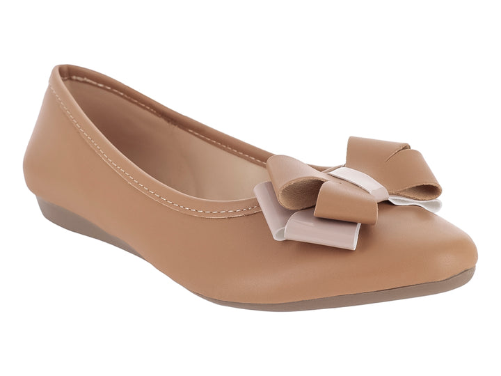 Zapato plano color beige para niña con un moño decorativo en la punta.