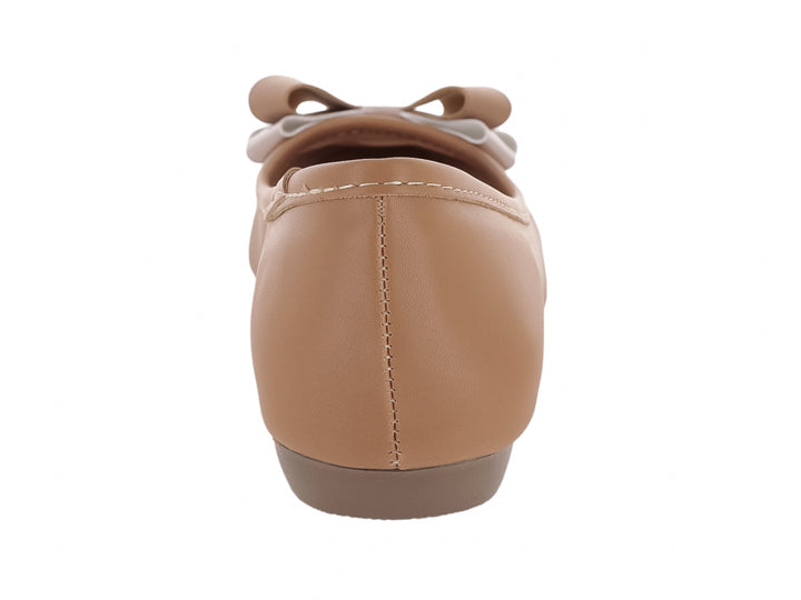 Zapato plano color beige para niña con un moño decorativo en la punta.
