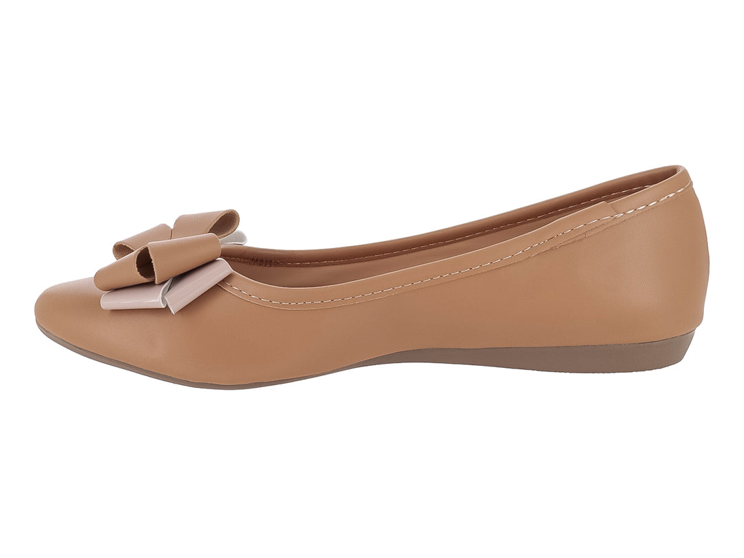 Zapato plano color beige para niña con un moño decorativo en la punta.