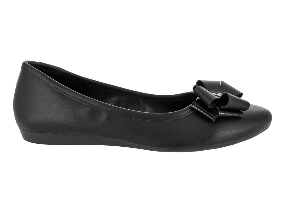 Zapato plano color negro con un moño decorativo en la parte frontal.