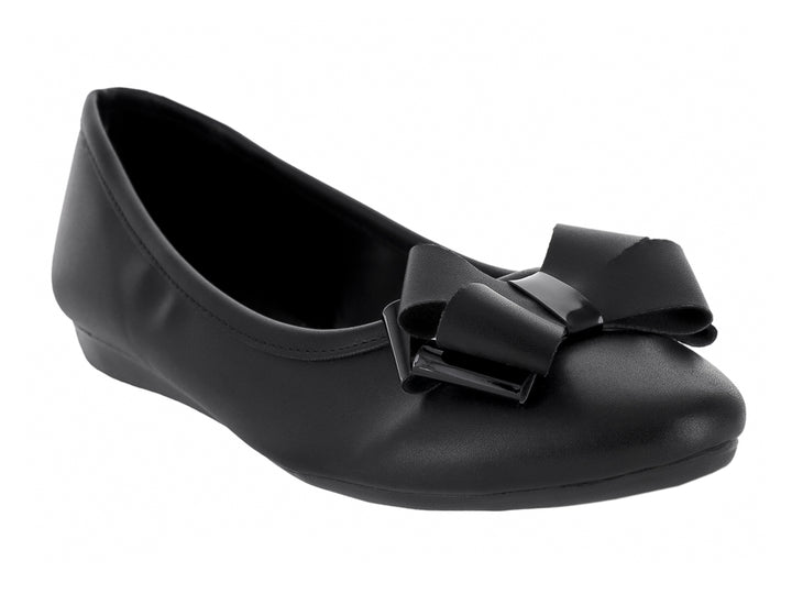 Zapato plano color negro con un moño decorativo en la parte frontal.
