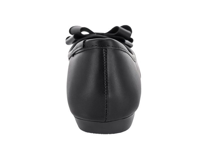 Zapato plano color negro con un moño decorativo en la parte frontal.