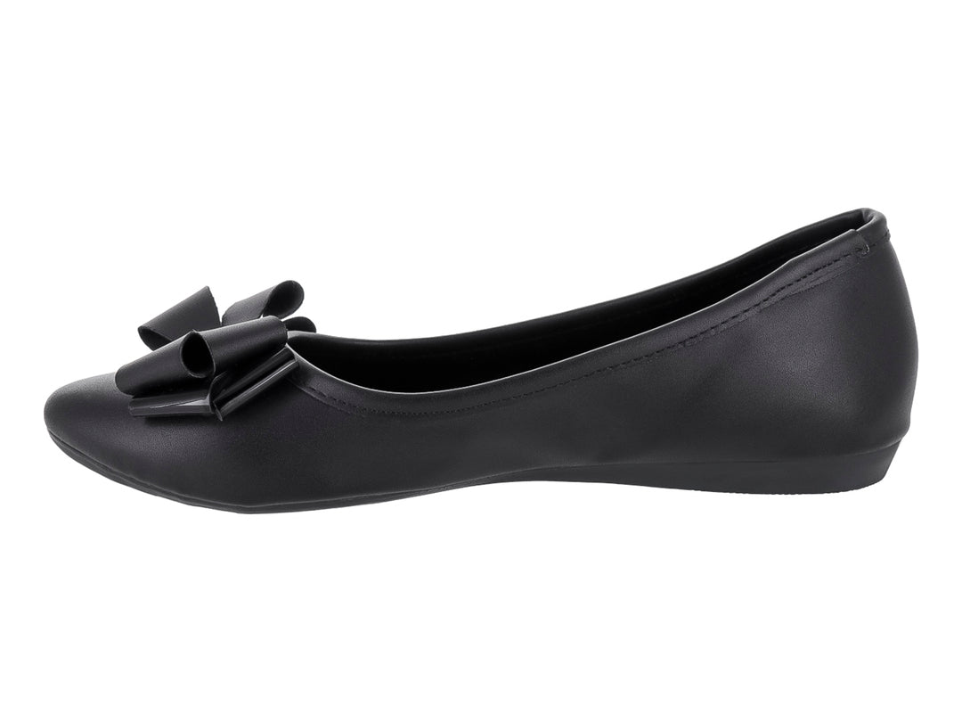 Zapato plano color negro con un moño decorativo en la parte frontal.