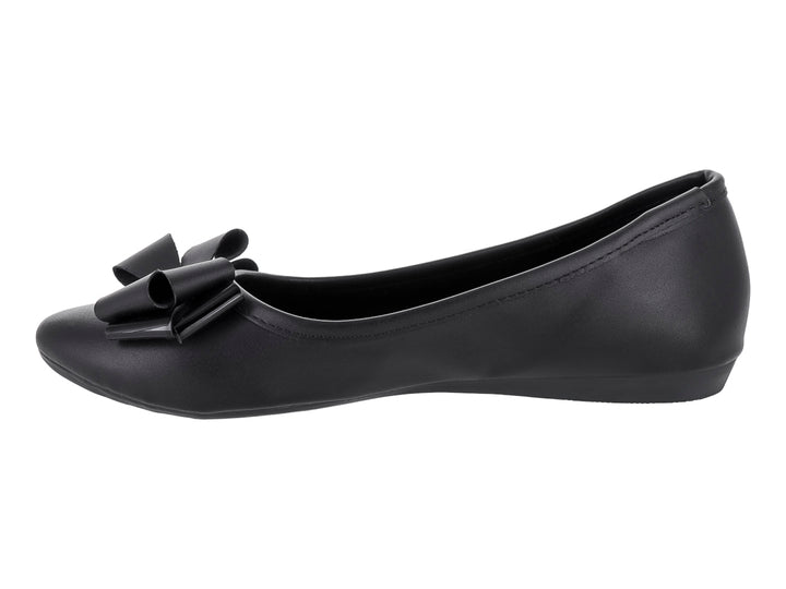 Zapato plano color negro con un moño decorativo en la parte frontal.