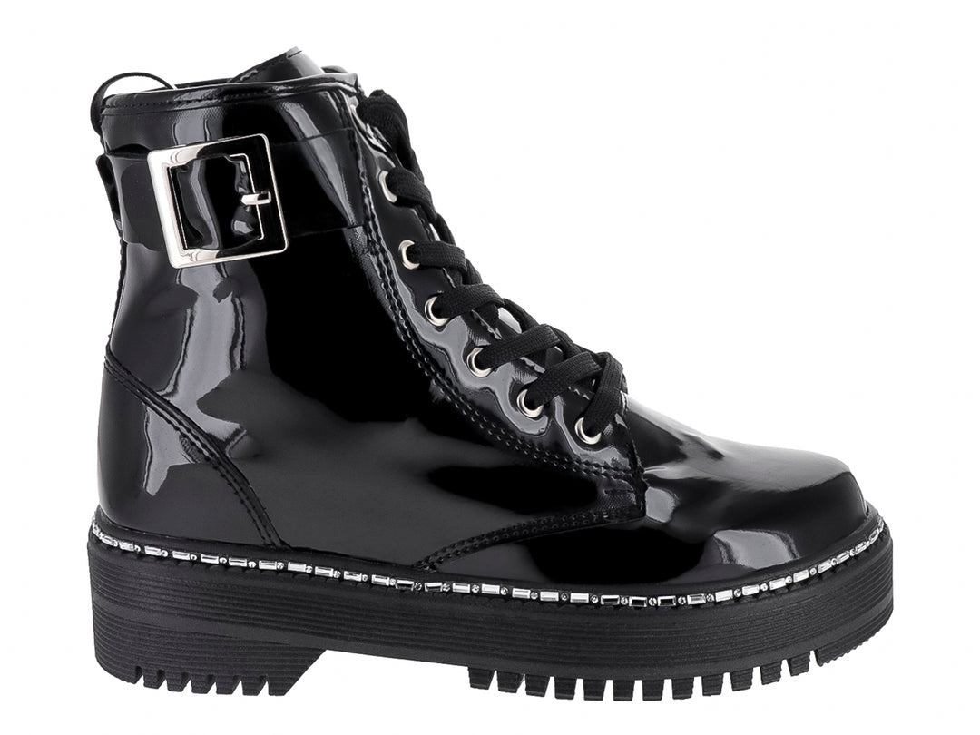 Botas negras de charol brillante con suela track, agujetas y detalle de hebilla lateral.