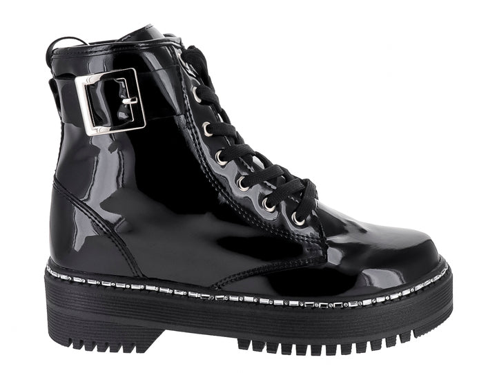 Botas negras de charol brillante con suela track, agujetas y detalle de hebilla lateral.
