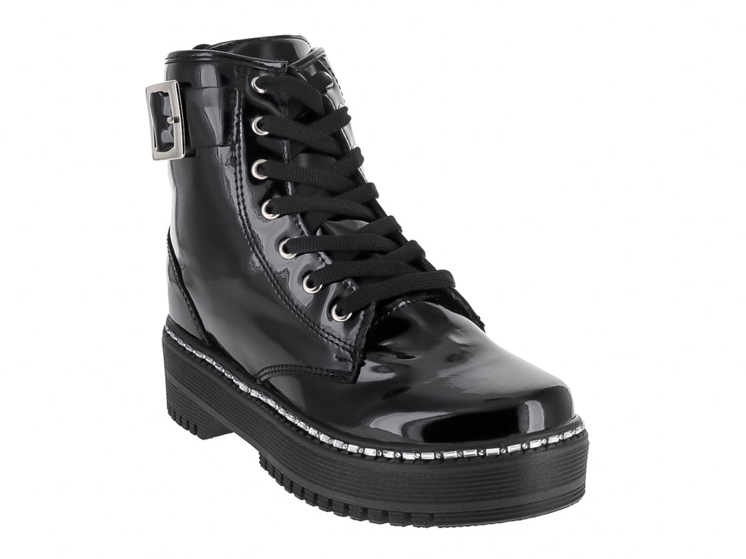 Botas negras de charol brillante con suela track, agujetas y detalle de hebilla lateral.
